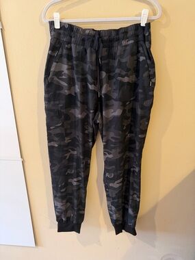 Chico's Black & Gray Camouflage Jogger Pants